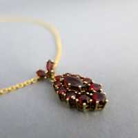 Beautiful gold pendant with red garnets incl. gold chain