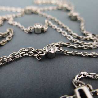 Elegant loop chain necklace in white gold with diamonds