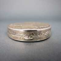 Small round pill box in silver with rich engraved decoration