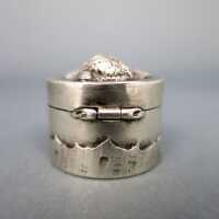 Charming small pill box in silver with relief decor woman with renaissance ruff
