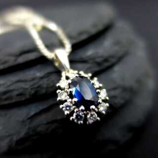 Pendant  in white gold with blue sapphire and diamonds incl. box chain