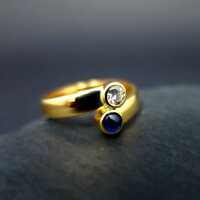 Massiver Damen Ring in 750 Gelbgold mit Brillant und blauem Saphir Cabochon