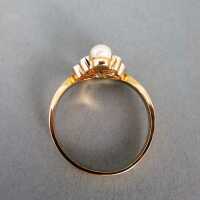 Antique Art Nouveau womans ring in gold with pearls and old mine cut diamonds