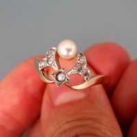 Antique Art Nouveau womans ring in gold with pearls and old mine cut diamonds