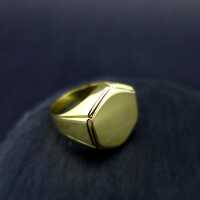 Nice mens not engraved signet ring in gold with hexagonal head of the ring 