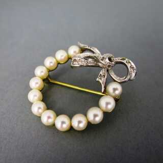 Zauberhafte runde Kranz Brosche mit Perlen und Weißgold Schleife mit Diamanten