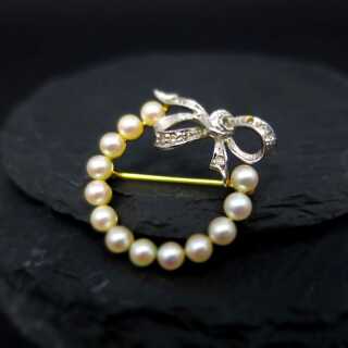 Zauberhafte runde Kranz Brosche mit Perlen und Weißgold Schleife mit Diamanten