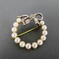 Zauberhafte runde Kranz Brosche mit Perlen und Weißgold...