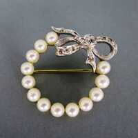 Zauberhafte runde Kranz Brosche mit Perlen und...