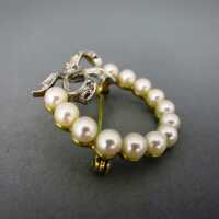 Charming wreath brooch in white and yellow gold with pearls and old cut diamonds