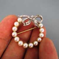 Charming wreath brooch in white and yellow gold with pearls and old cut diamonds