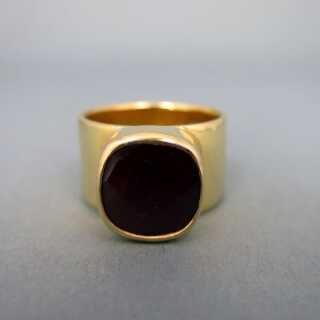 Prächtiger Damen Ring in 750 Gelbgold mit einem großen Rubin reine Handarbeit