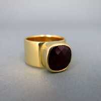 Prächtiger Damen Ring in 750 Gelbgold mit einem großen Rubin reine Handarbeit