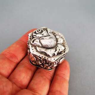 Antike Pillen Dose in Silber mit Rosendekor Portugal um 1900 Handarbeit