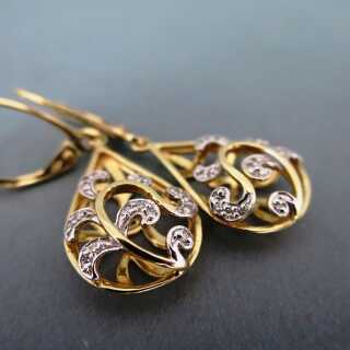 Prächtige durchbrochene tropfenförmige Ohrringe in Gold mit kleinen Brillanten