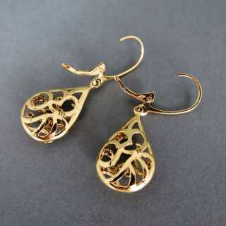 Prächtige durchbrochene tropfenförmige Ohrringe in Gold mit kleinen Brillanten