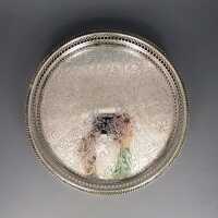 Antikes rundes Tablett mit Galerierand und reichem Dekor versilbert
