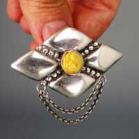 Beautiful Art Deco brooch in silver with yellow opaque amber cabochon