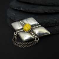 Beautiful Art Deco brooch in silver with yellow opaque amber cabochon