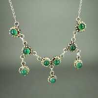 Elegantes und feminines Collier in 925/-Silber mit grünen Achat Cabochons