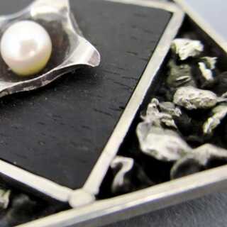 Seltene Modernismus Brosche in Silber mit Perle und schwarzer Mooreiche Unikat