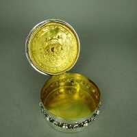 Hübsche runde Jugendstil Pillen Dose in 800 Silber und Gold mit Blumenkorb 