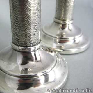 Ein Paar von Säulenleuchtern in Silber