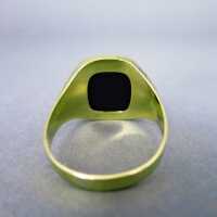 Elegant signet ring for men in gold with layer onyx