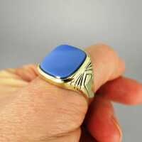 Elegant signet ring for men in gold with layer onyx