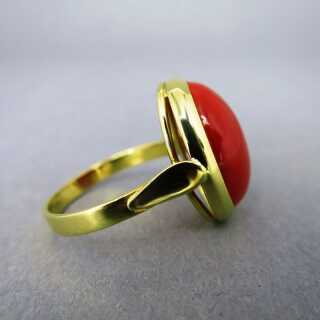 Prächtiger Damen 750/-  Gold Ring mit einem großen Mittelmeer Koralle Cabochon