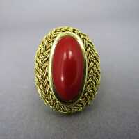 Herrlicher Gold Ring mit Flechtmuster und einem großen roten Korallencabochon