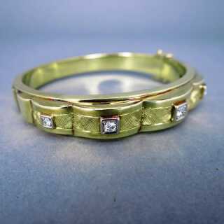 Beautiful womans bangle in 14 k gold with high quality diamonds