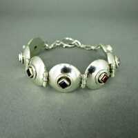 Modernes Glieder Armband in 925/-Silber mit schönen Granatsteinen und Kettchen