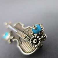 Hübsche Brosche in Silber in Form einer Geige mit Türkisen und Perlchen