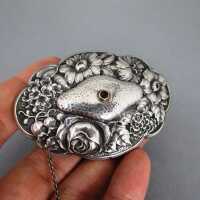 Jugendstil Silber Brosche mit reichem Blütendekor und Granat Gebrüder Falk