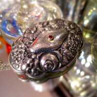 Jugendstil Silber Brosche mit reichem Blütendekor und Granat Gebrüder Falk