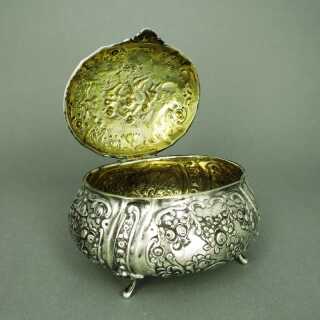 Antike Jugendstil Dose in Silber und Gold mit Putten, Früchten und Blüten Relief
