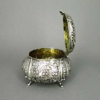 Antike Jugendstil Dose in Silber und Gold mit Putten, Früchten und Blüten Relief