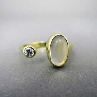 Prächtiger Damen Gold Ring mit einem ovalen Mondstein und einem schönen Brillant