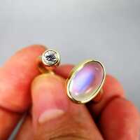 Wonderful ladys 14 k gold ring with a diamond and a shimmering moonstone