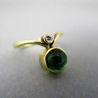 Eleganter Damen Gold Ring mit einem grünen Turmalin Cabochon und einem Brillant