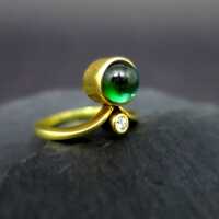Eleganter Damen Gold Ring mit einem grünen Turmalin Cabochon und einem Brillant