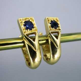 Elegante Damen Ohrstecker in Gold mit blauen runden Saphiren in Krappenfassungen