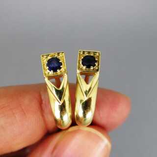 Elegant stud earrings in 14 k yellow gold with deep blue round sapphire stones