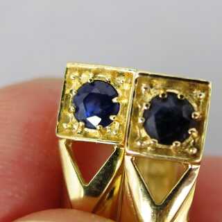 Elegant stud earrings in 14 k yellow gold with deep blue round sapphire stones