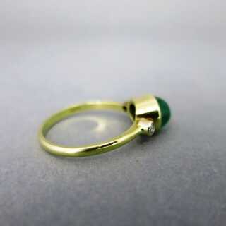 Damen Gold Ring mit einem wunderschönen großen Smaragd Cabochon und Brillanten