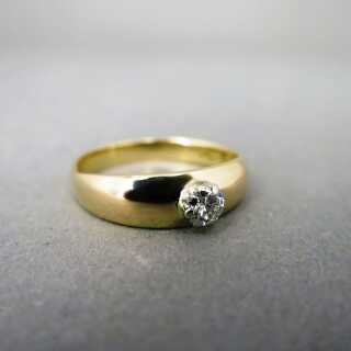 Schöner Damen Verlobungs Ring mit einem Solitär Brillant in Krönchen-Fassung