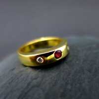 Elegant ladys band ring in 18 k yellow gold with ruby and two diamonds