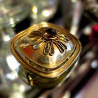 Herrliche Perli Brosche in vergoldetem Silber mit Amethyst in Handarbeit