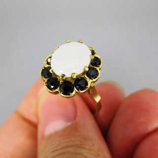 Schöner Damen Ring in Gold mit einem ovalen Vollopal und tiefblauen Saphiren